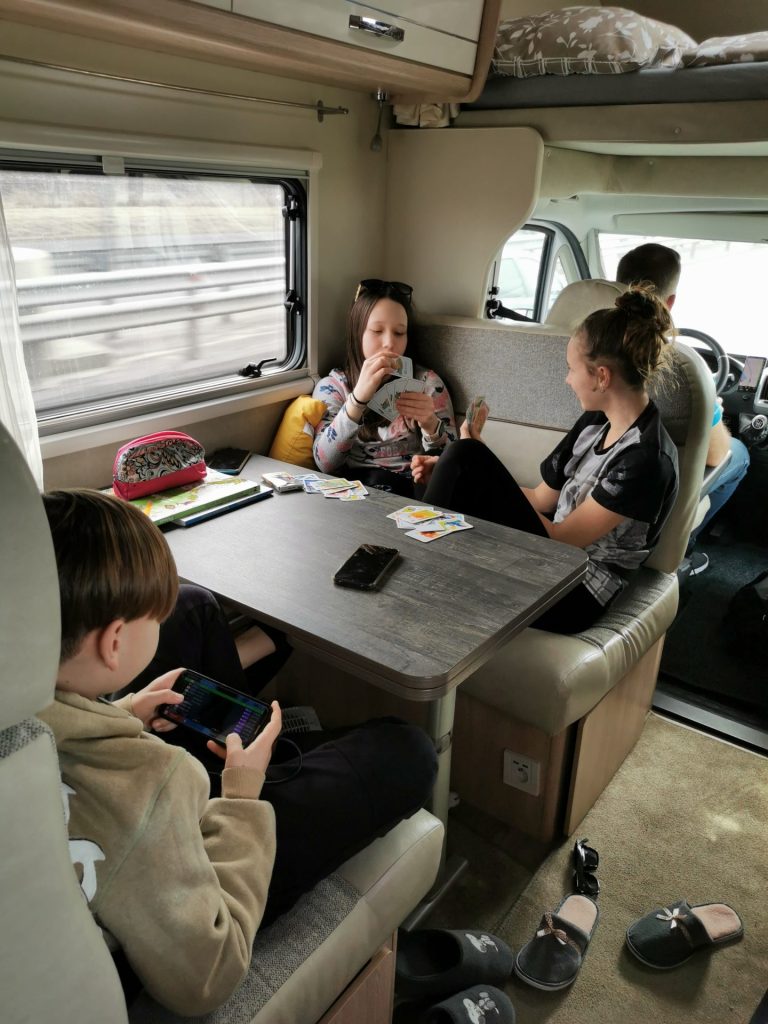 Deti sa hrajú na ceste v karavane
